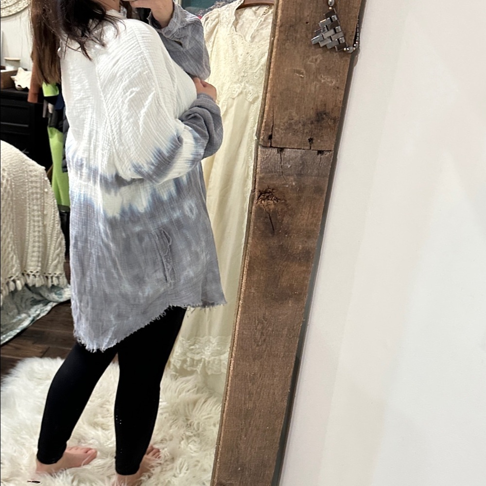 FANTASTIC FAWN Women's Blue & White ombré Button-Up Top size medium oversized w - Picture 3 of 7